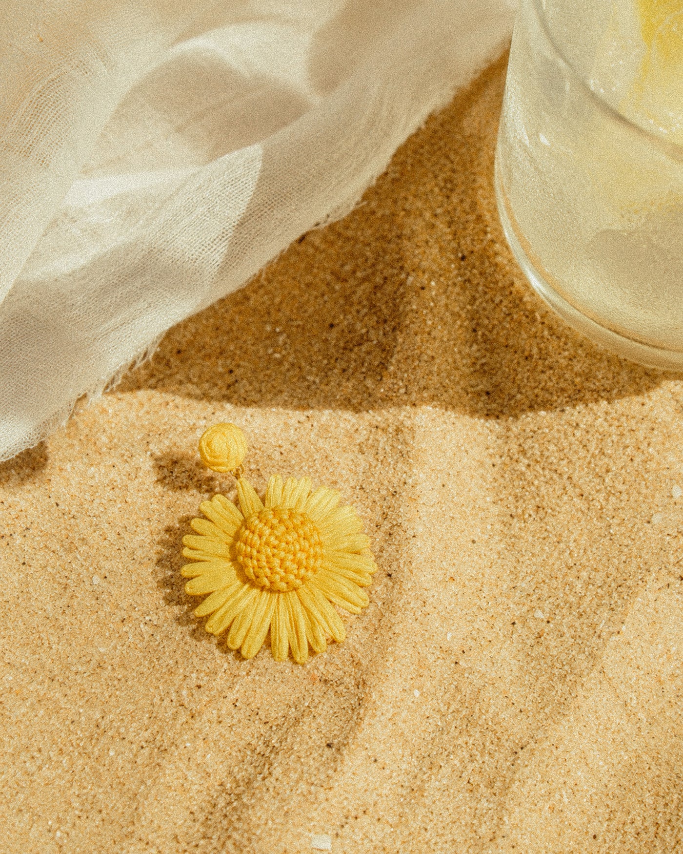 Beach Club Lunch Raffia Daisy Earrings